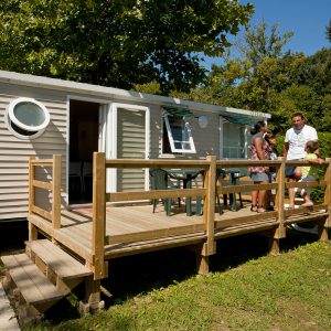 Séjour en famille devant leur mobil hoem mobil home Bidart Pays Basque Camping Le Ruisseau